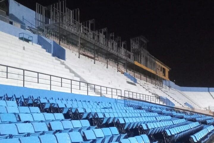 Las nuevas plateas se siguen colocando, pero falta bastante en la zona de palcos de prensa y autoridades.