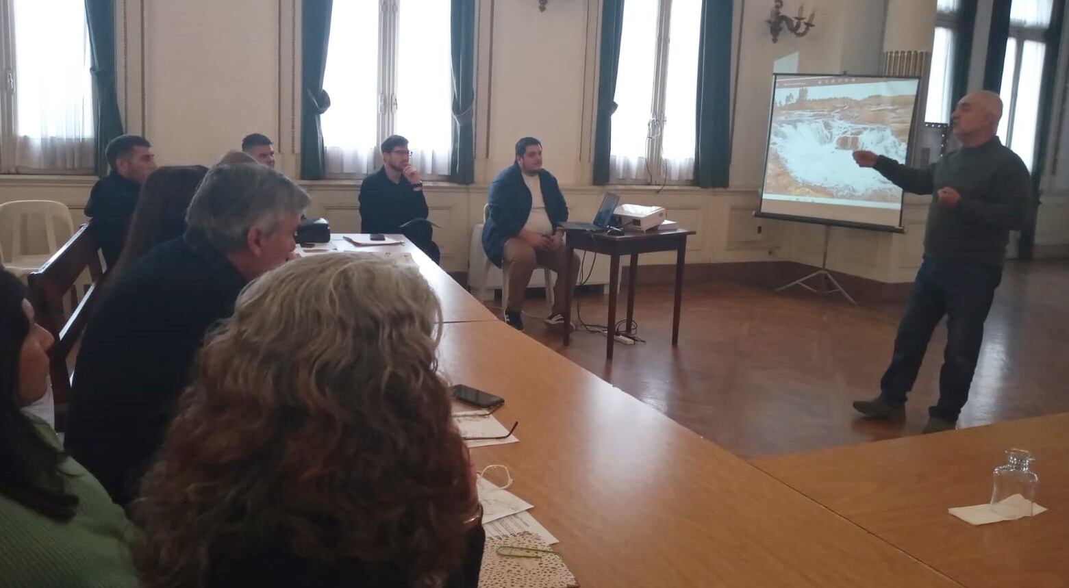 Concejales de la zona vinculados a turismo se reúnen en el Salón Blanco por el Quequén Salado