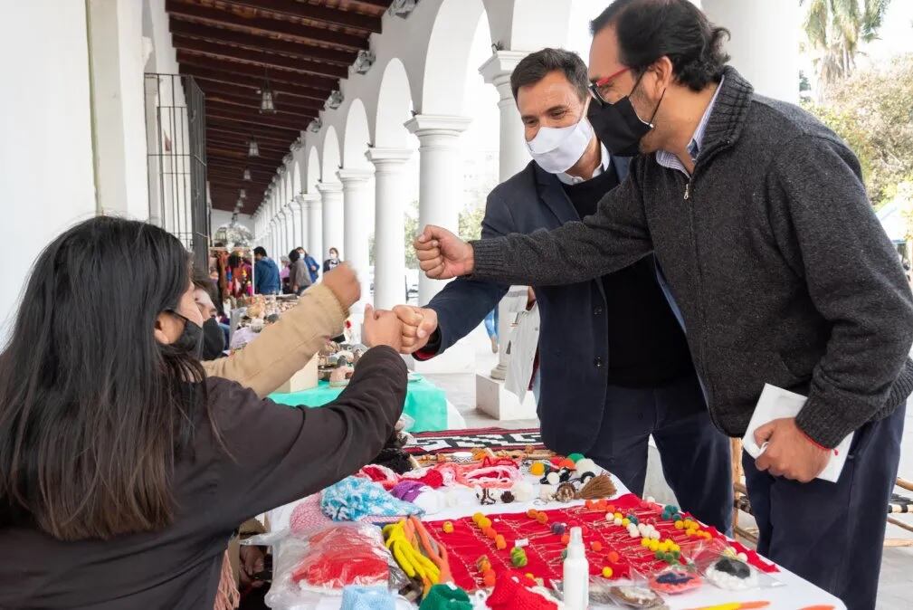 Como parte de la jornada inaugural hubo exposición de artesanías y stands de información sobre las propuestas turísticas y servicios que brindan las cuatro regiones de la provincia.