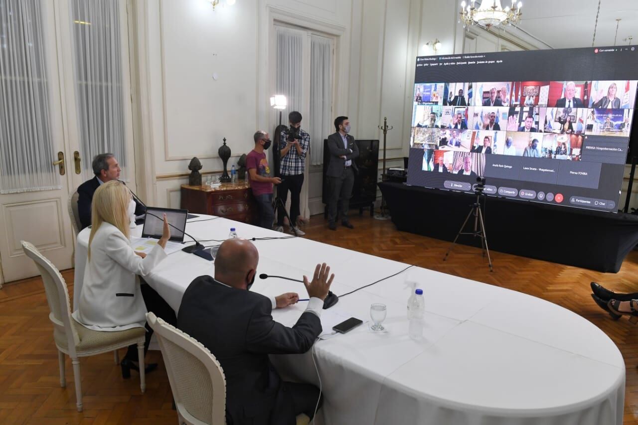 La vicegobernadora de Buenos Aires, Verónica Magario, en votación durante la asamblea del FOVIRA.