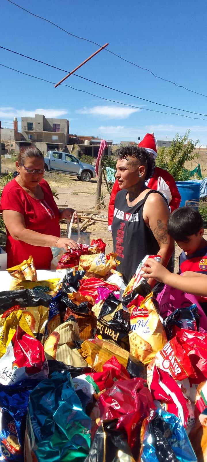 Verónica entregando pan dulces en un merendero por Navidad.