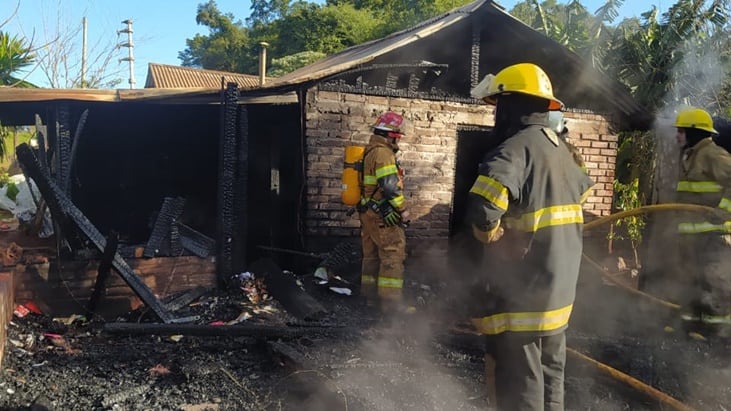 Lograron detener el fuego antes de que se propague a otras viviendas vecinas.