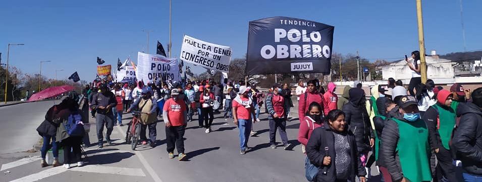 Las columnas del Polo Obrero, ingresando por el acceso sur a la ciudad, este miércoles.