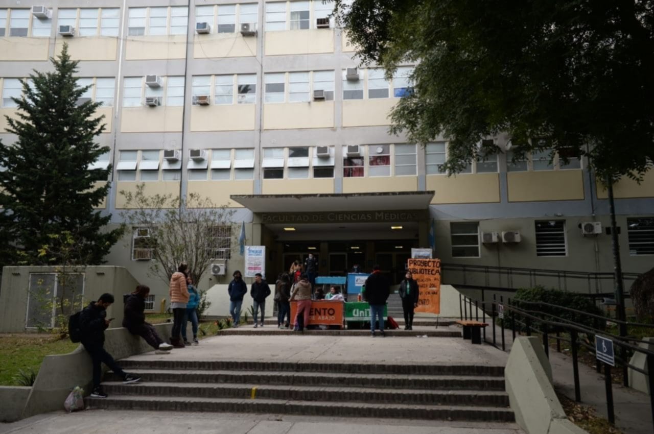 Este martes alumnos de la Facultad de Medicina de la UNLP manifestaron por la presencialidad.