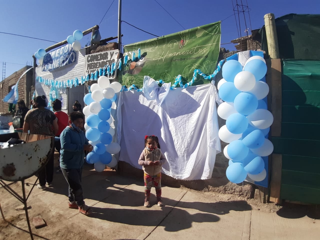 Durante el 25 de mayo cocinaron locro para las casi 200 familias que alimentan diariamente.