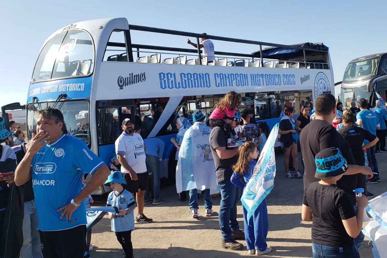 Vuelta olímpica de Belgrano. Hinchas del club esperando la caravana celeste en el acceso a Circunvalación por Ruta 9. (Javier Ferreyra / La Voz)