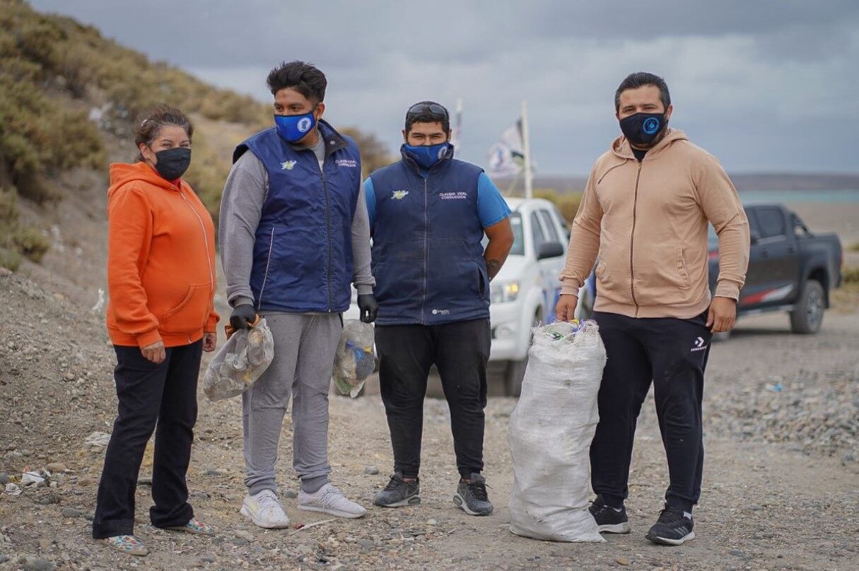 El sindicato de petroleros privado efectuó limpieza y mejora en el acceso a la popular playa