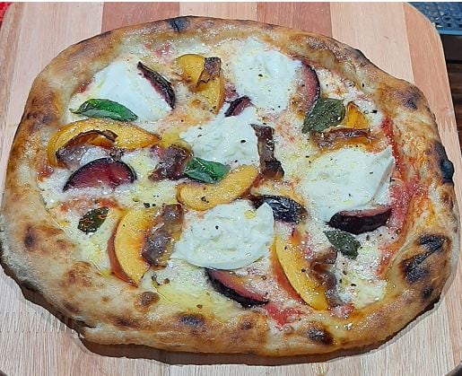 Pizza de larga fermentación con ciruela, durazno y palta para enamorar en San Valentín