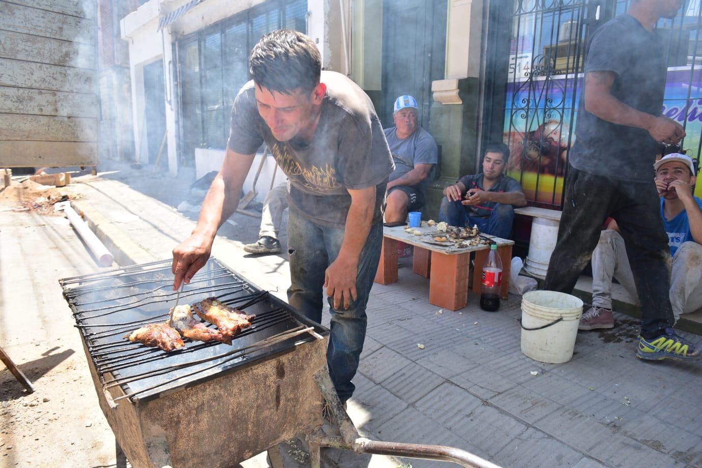 El asado de viernes en barrio San Martín.