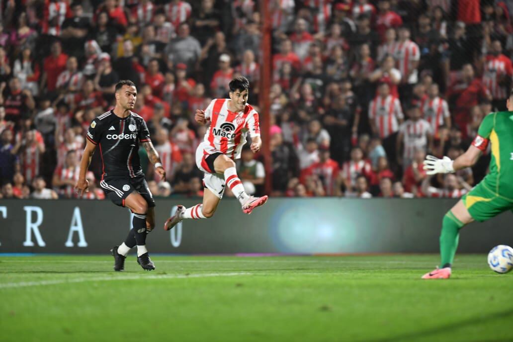 Gregorio Rodríguez define ante Armani y puso el 1-0 para Instituto sobre River, en Alta Córdoba. (Javier Ferreyra / La Voz)