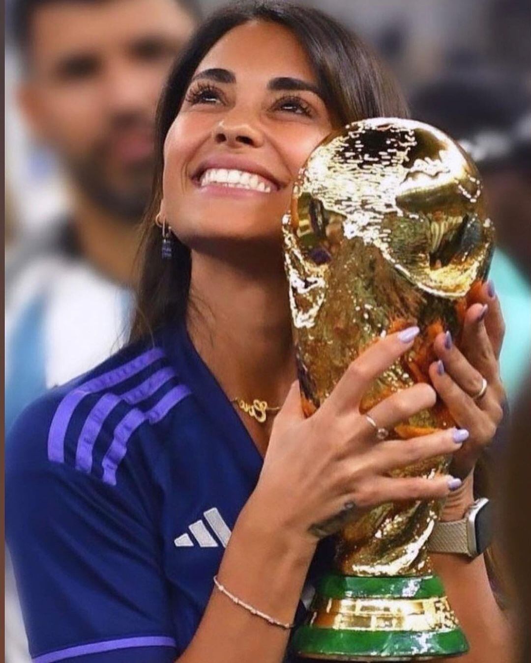 Antonela Roccuzzo levantó la Copa del Mundo 2022 en Qatar.