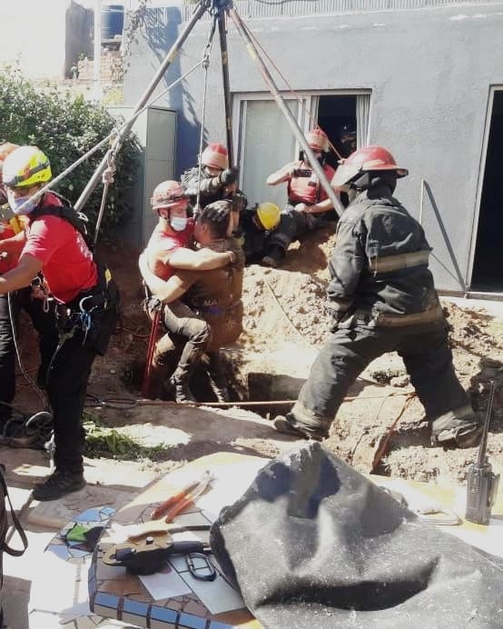 Se cayó a un pozo negro y tuvo que ser rescatado por la Policía (Policía de Córdoba)