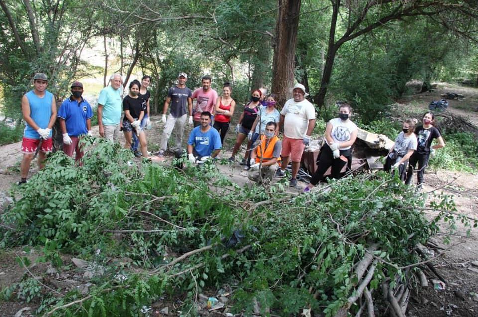 Vecinos y personal municipal unidos, limpiaron las costas en el barrio Miguel Muñoz "B".