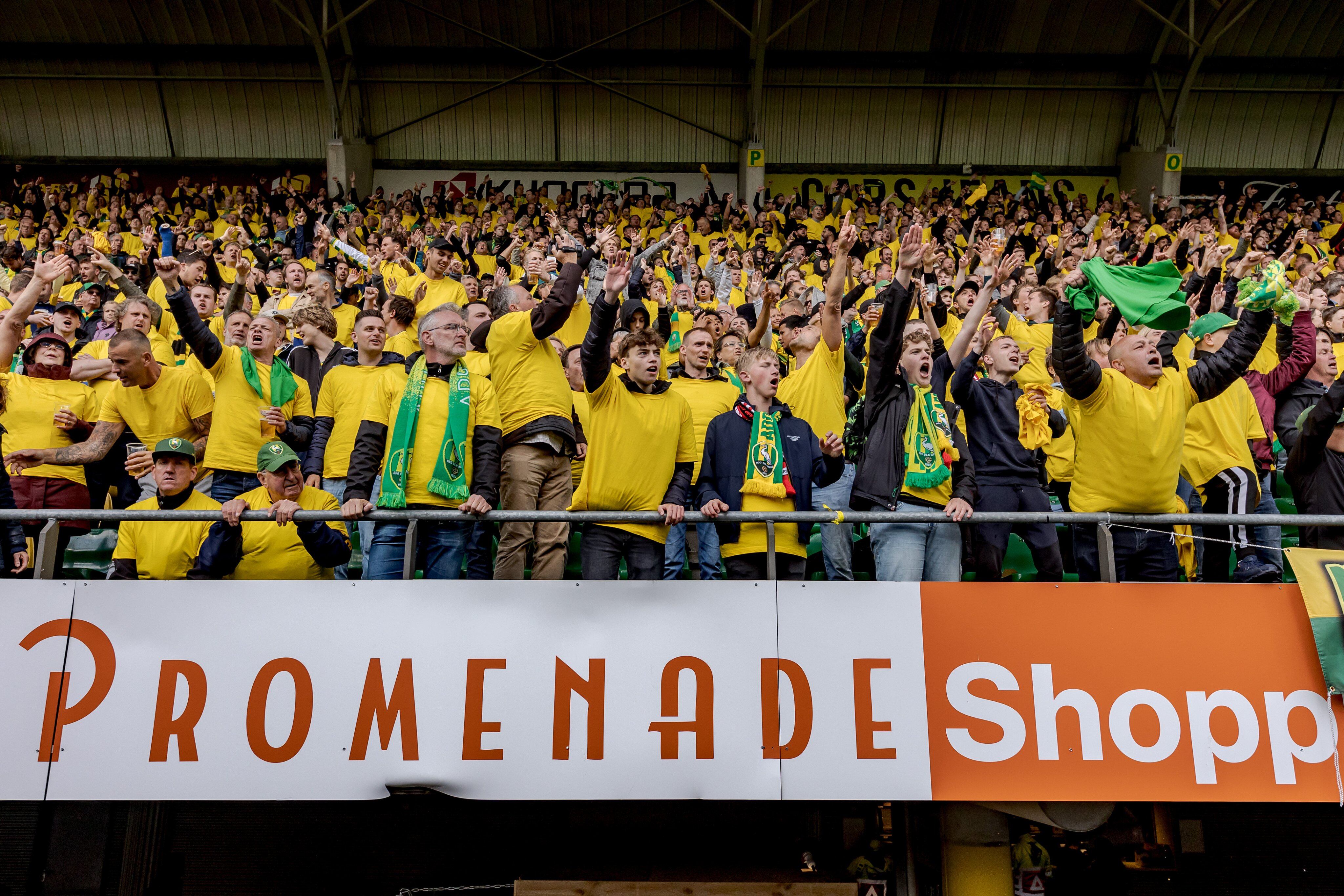 Los hinchas del ADO Den Haag previo a los incidentes.