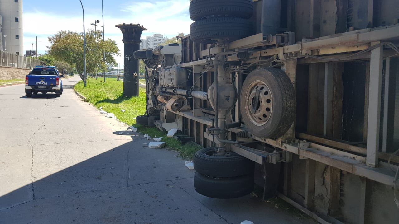 El puente no tenía la altura señalizada y el camión terminó volcando (Nicolás Bravo)