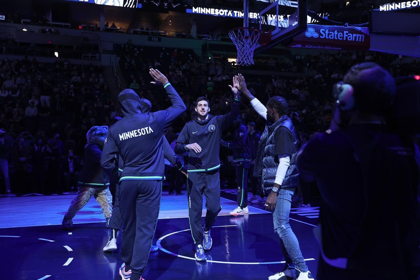 La primera noche de Leandro Bolmaro en el quinteto inicial de Minnesota Timberwolves. (@Timberwolves)