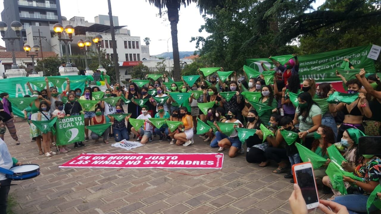 A media tarde llegó a la plaza Belgrano un "pañuelazo" para decorar todo el espacio de verde, y desarrollar un festival y una feria feminista.