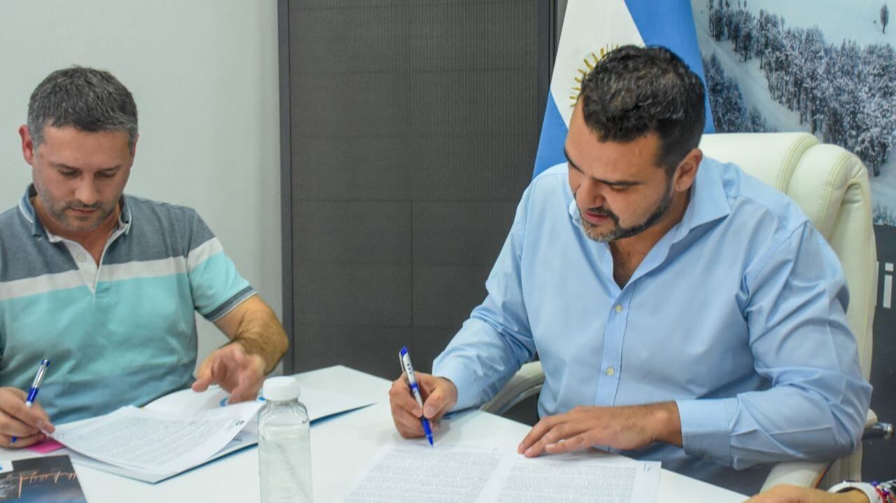 El intendente Walter Vuoto firmó el contrato de obra para los trabajos que se realizarán en el campo de juego