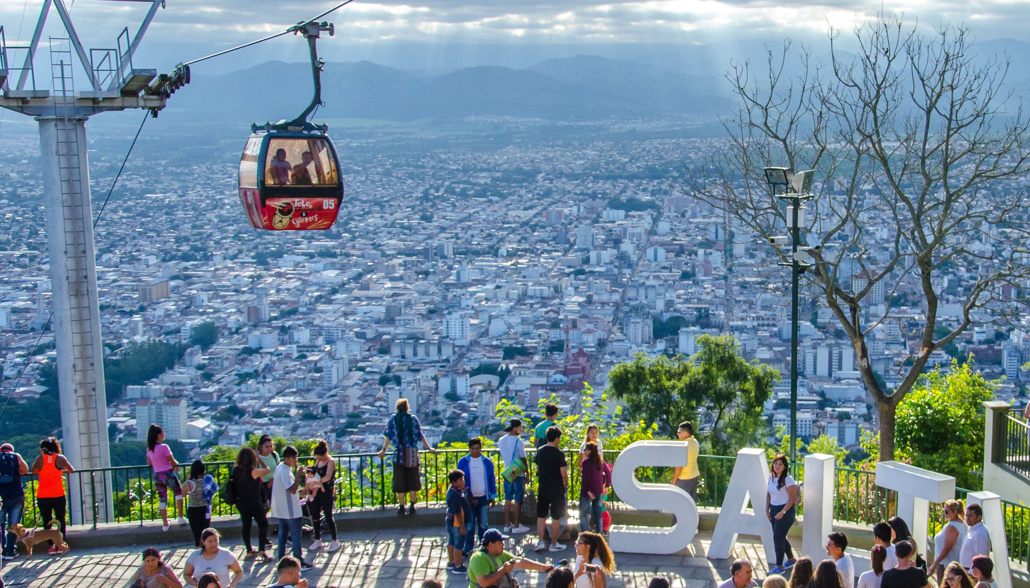 El teleférico de Salta podría iniciar acciones legales contra la productora por una frase en la película que pone en duda la seguridad de la empresa (imagen ilustrativa).