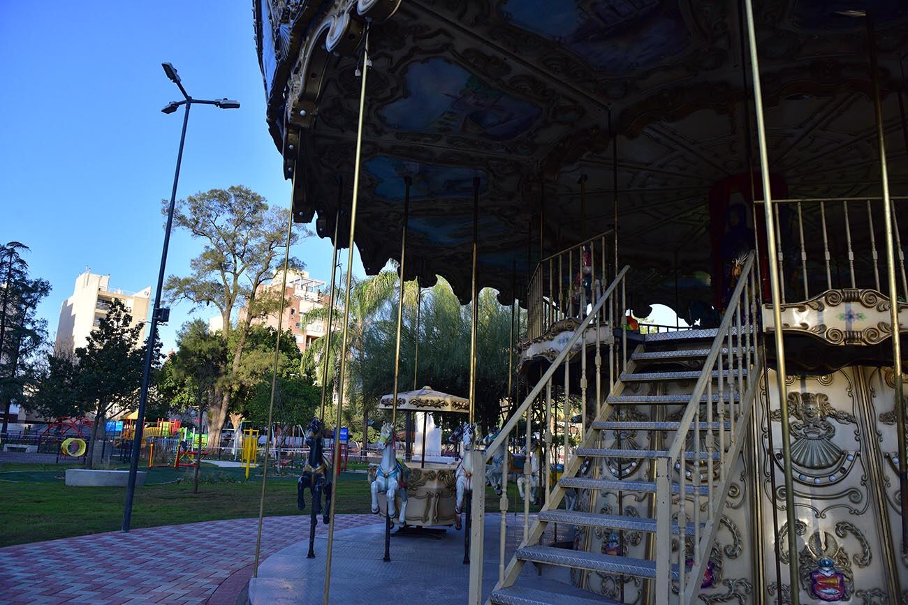 Nueva calesita de dos pisos en la plaza Alberdi de barrio General Paz. (José Gabriel Hernández / La Voz)