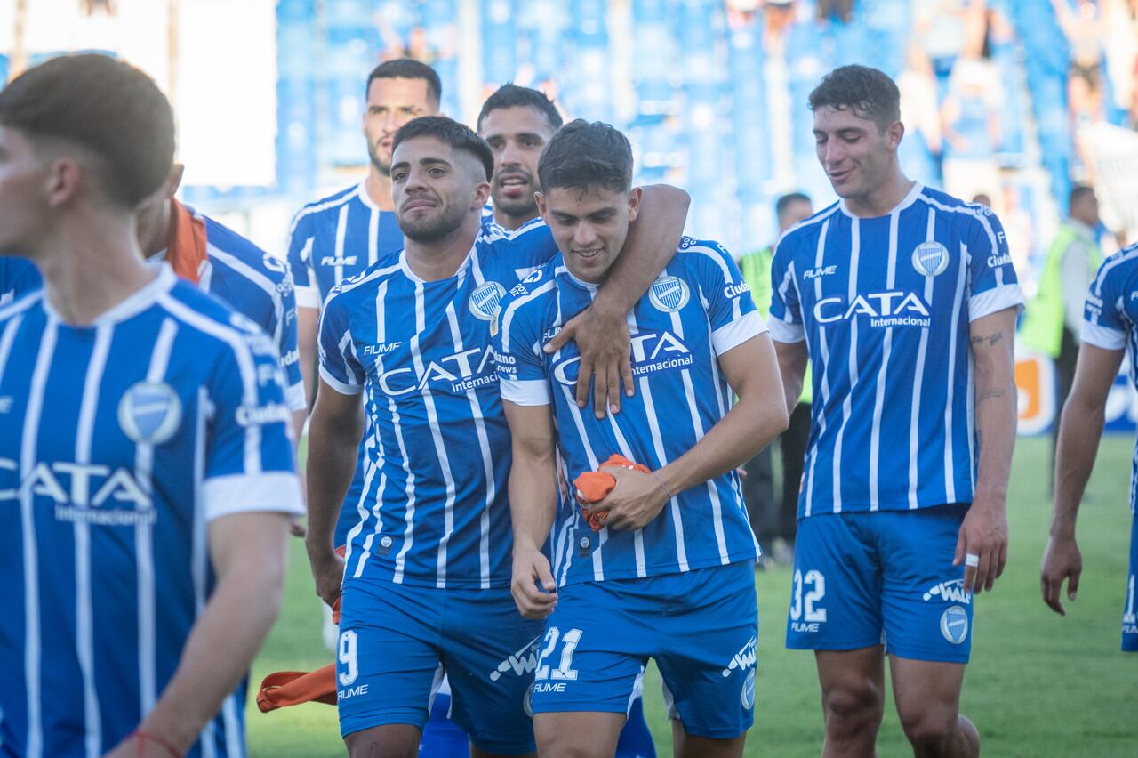 Futbol, Godoy Cruz 2 vs 0  Racing 
Godoy Cruz y un gran triunfo ante Racing que le da oxígeno a Diego Flores
El Tomba venció a la Academia con goles de Tomás Conechny y Salomón Rodríguez. El “Traductor” cambió el sistema y así sumó una victoria que aleja un poco los cuestionamientos.

Foto: Ignacio Blanco / Los Andes 