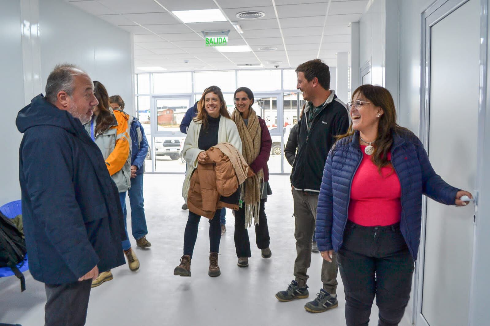 Gabriela Castillo, ministra de Obras y Servicios Públicos de Tierra del Fuego, junto al Secretario de Obras Públicas de la nación, Carlos Rodríguez.