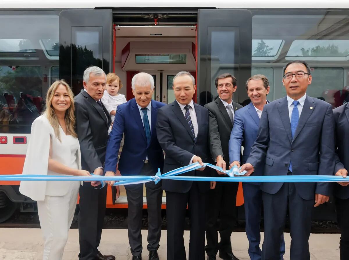 La progresión protocolar para la inauguración simbólica del tren comenzó en Volcán con el tradicional corte de cinta a cargo del gobernador Morales y el embajador Wang, junto a funcionarios locales e invitados.