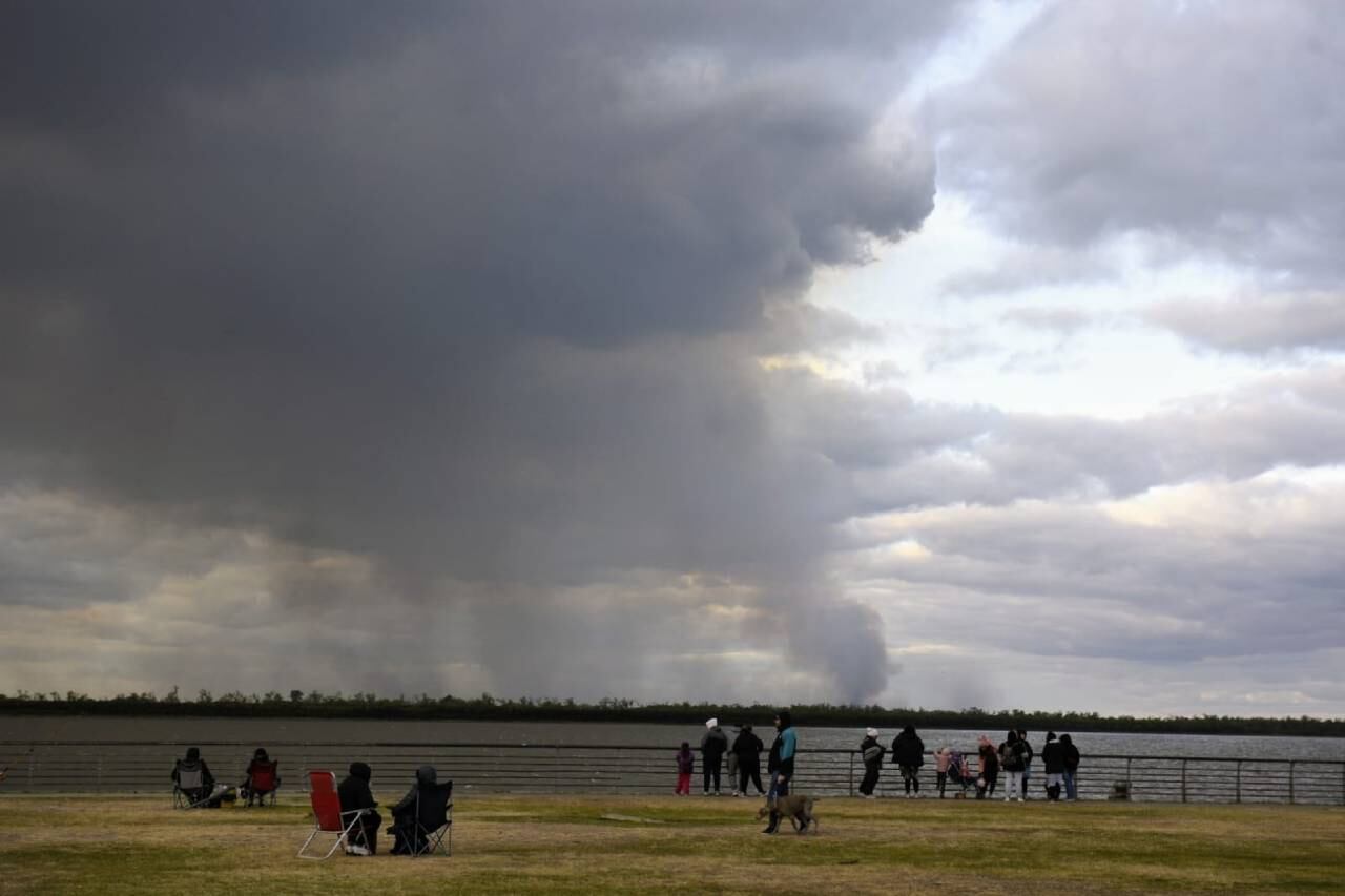 El foco frente a la costanera central de Rosario continuaba activo este lunes a la tarde.