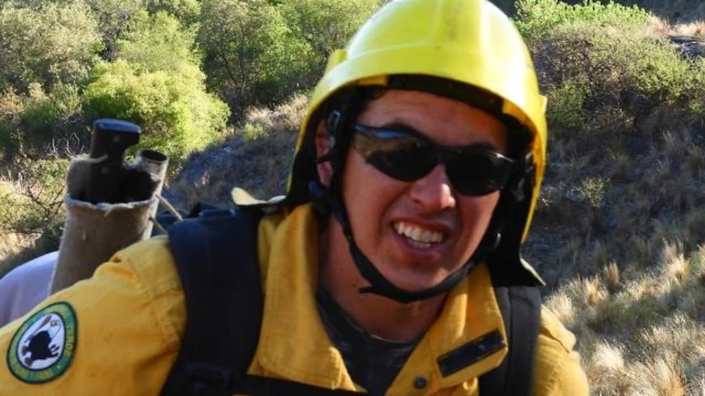 Un bombero de Córdoba fue asaltado mientras combatía los incendios.