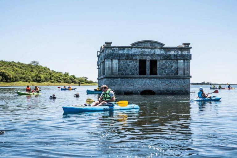 La edificación se puede ver desde afuera del agua