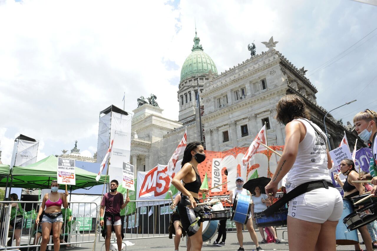 Miles de personas se manifestaron en el Congreso a favor y en contra de la legalización del aborto.