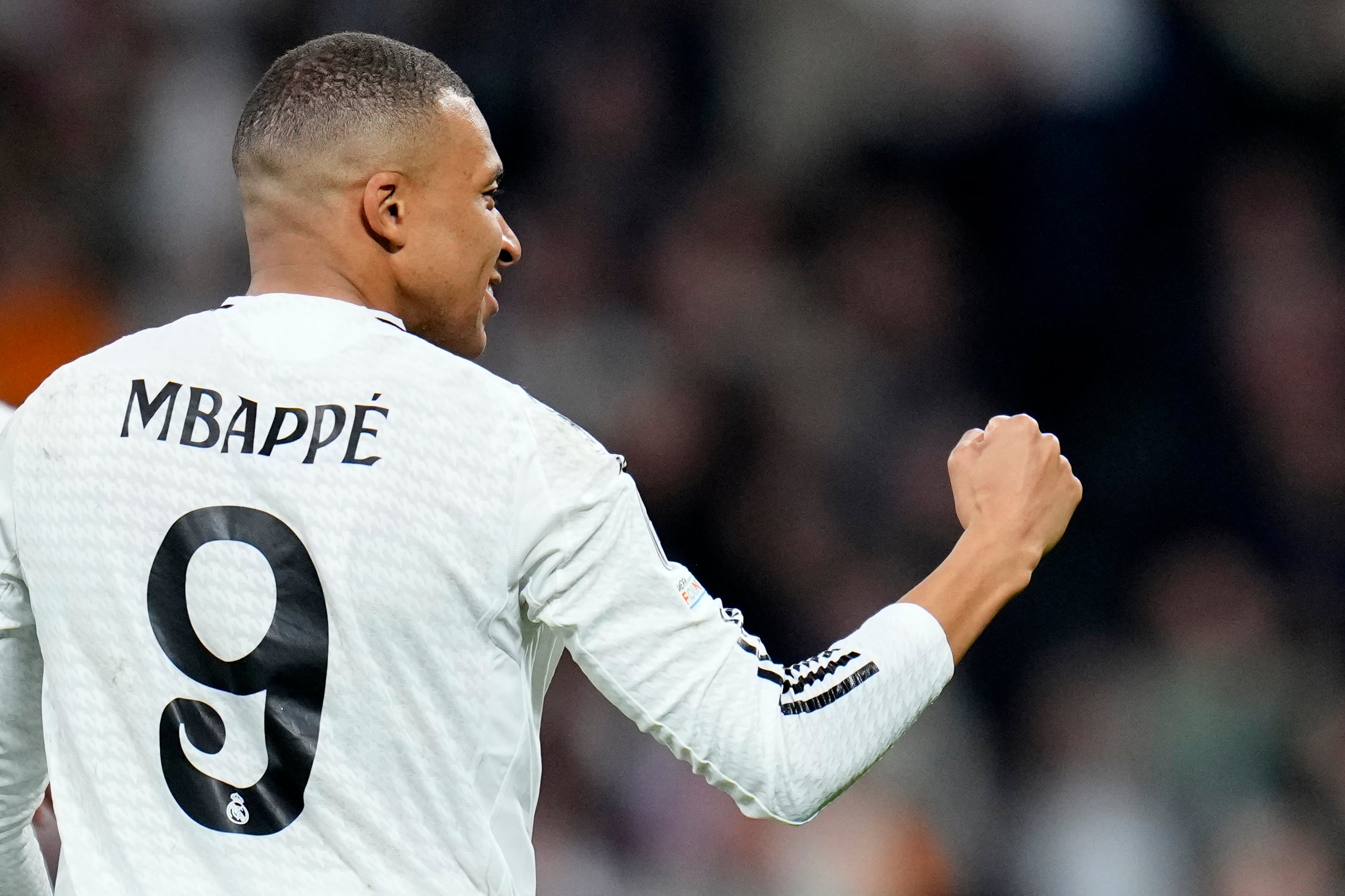 El delantero del Real Madrid Kylian Mbappe celebra tras anotar un gol en el partido de Liga de Campeones contra el Manchester City, en el estadio Santiago Bernabeu, en Madrid, España, el 19 de febrero de 2025. (AP Foto/Manu Fernández)