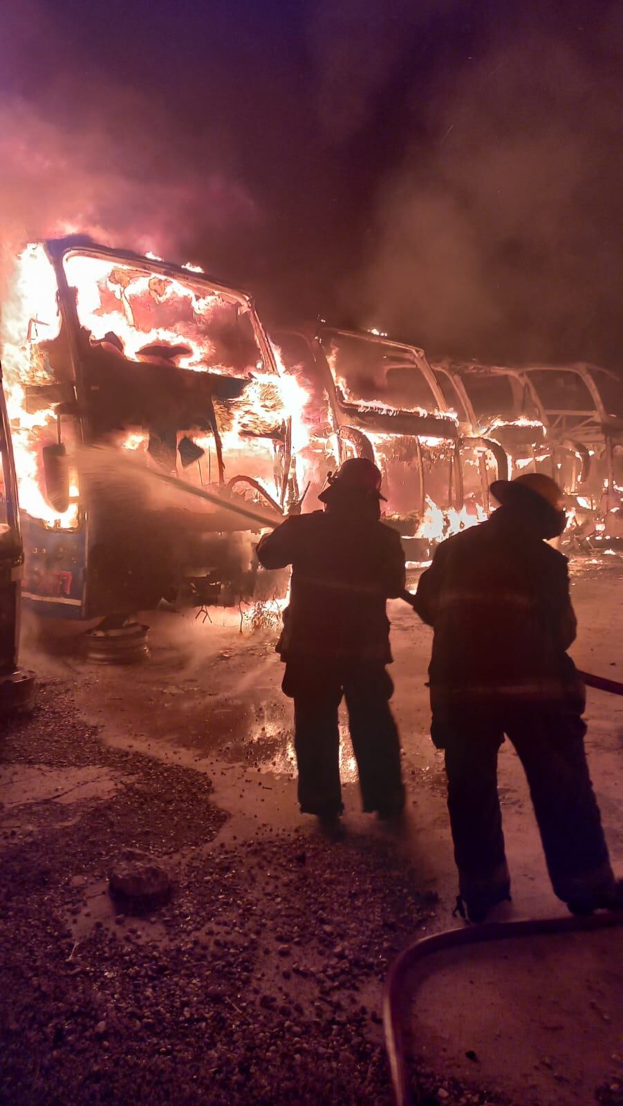 El incendio en la sede de Flecha Bus (Policía de Córdoba).