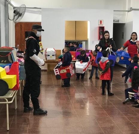 Efectivos policiales brindaron charla en el NENI N°23 de Puerto Iguazú.