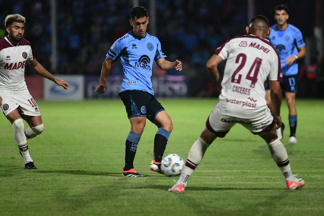 Belgrano frente a Lanús por la fecha 11 de la Copa de la Liga en la Zona B en el Gigante de Alberdi. (La Voz)