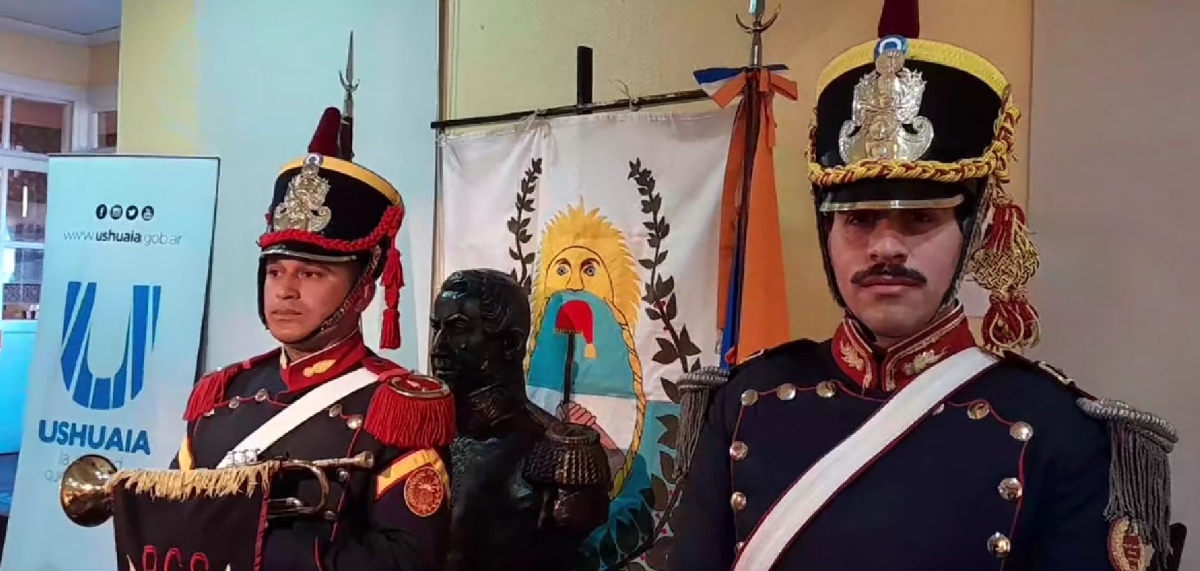 Teniente Arellano y el Sargento Vargas. Ellos exponen el legado sanmartiniano a los alumnos de las escuelas y personas que concurren a la muestra.