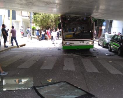 Accidente en la calle Roosevelt al 1800.