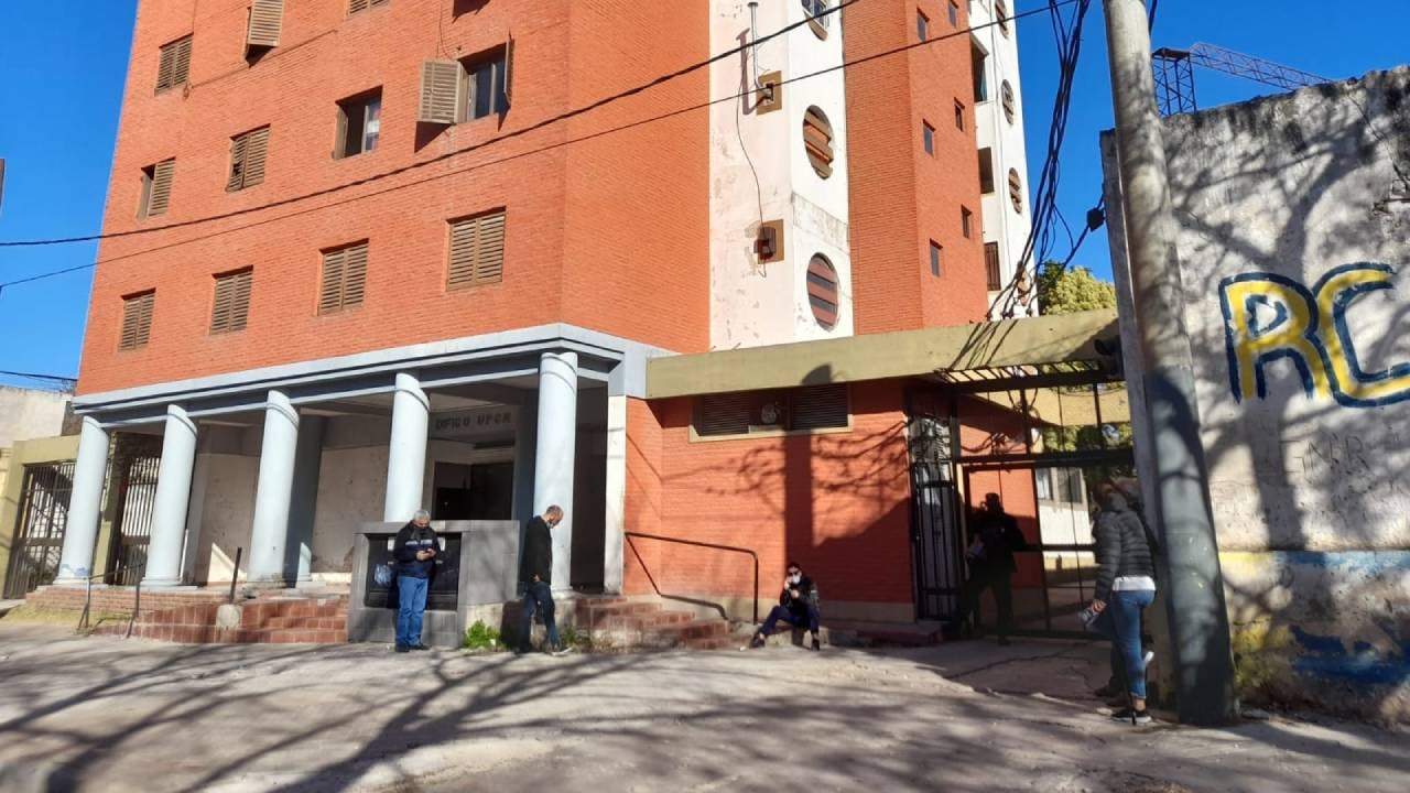 El operativo policial en el edificio UPCN comenzó pasadas las 14.