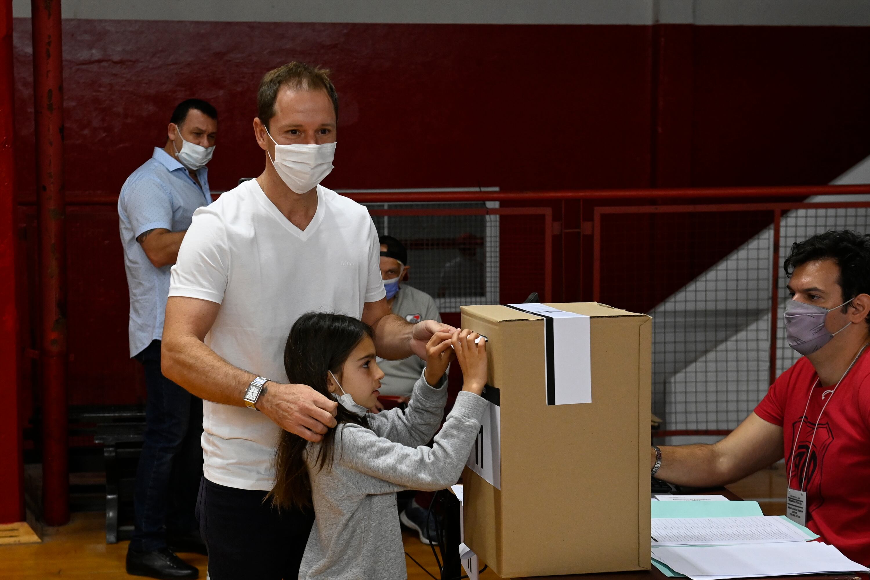 Jorge Brito, el candidato a presidente del oficialismo, pasó por las urnas.