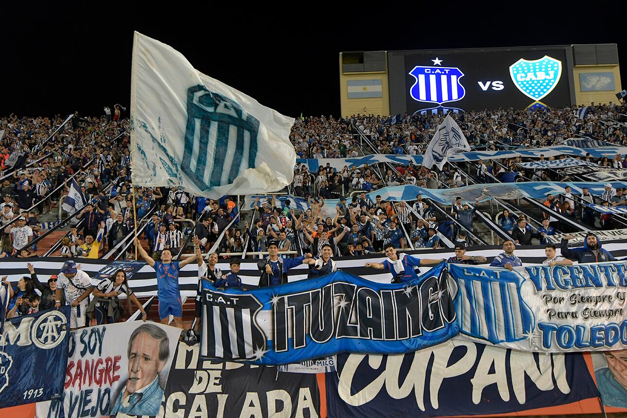 El Club Atlético Boca Juniors pasó a semifinales de la Copa Argentina por penales
El xeneize empató con Talleres de Córdoba 1 a 1, pero le ganó a los cordobeses por penales y enfrentará a Estudiantes de La Plata.

Foto. Orlando Pelichotti