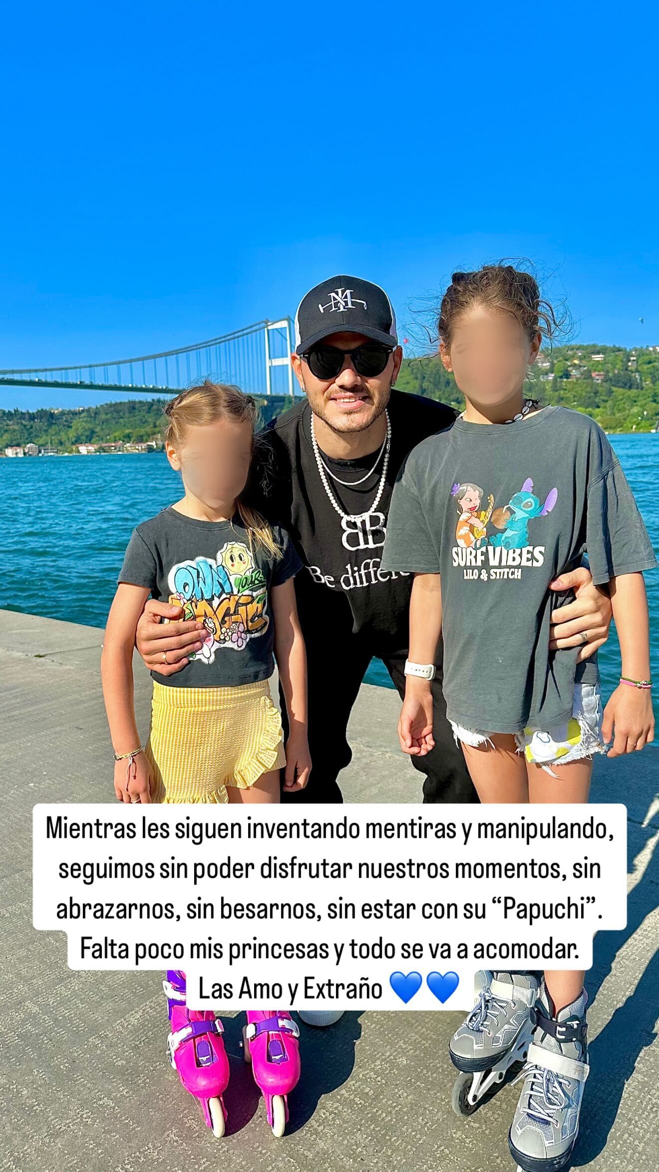 El futbolista subió una foto con sus hijas y debió taparles las caras.