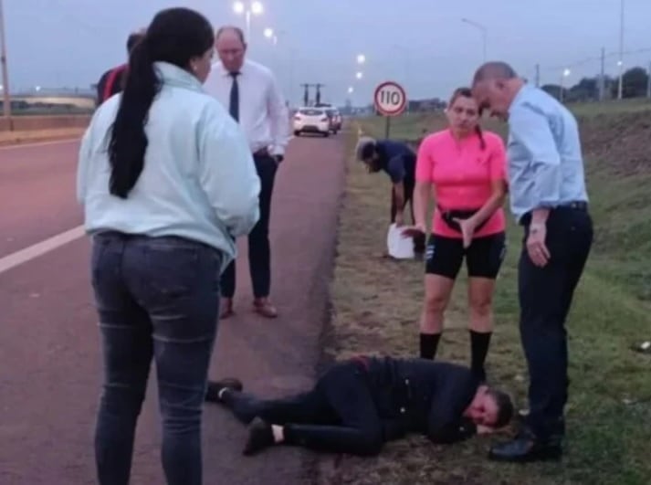 Insólito accidente en Garupá: salió corriendo tras discutir con su pareja y una motocicleta la atropelló.