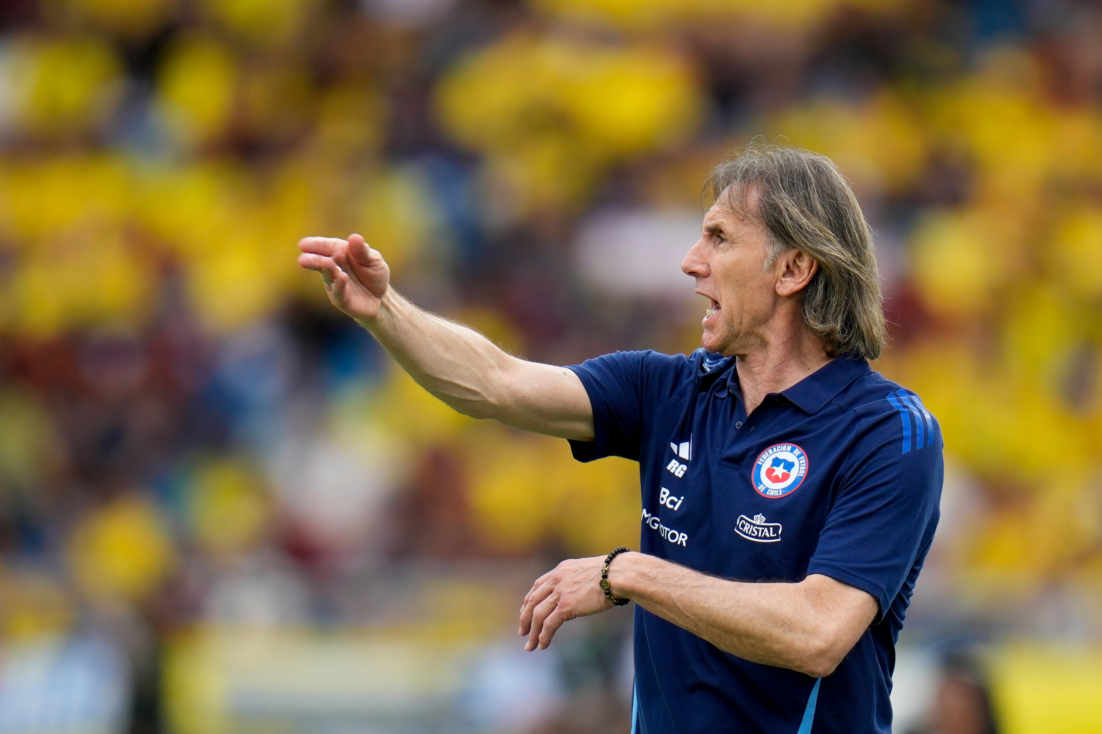 El técnico de Chile Ricardo Gareca da instrucciones durante el partido contra Colombia por las eliminatorias del Mundial, el 15 de octubre de 2024, en Barranquilla. (AP Foto/Fernando Vergara)