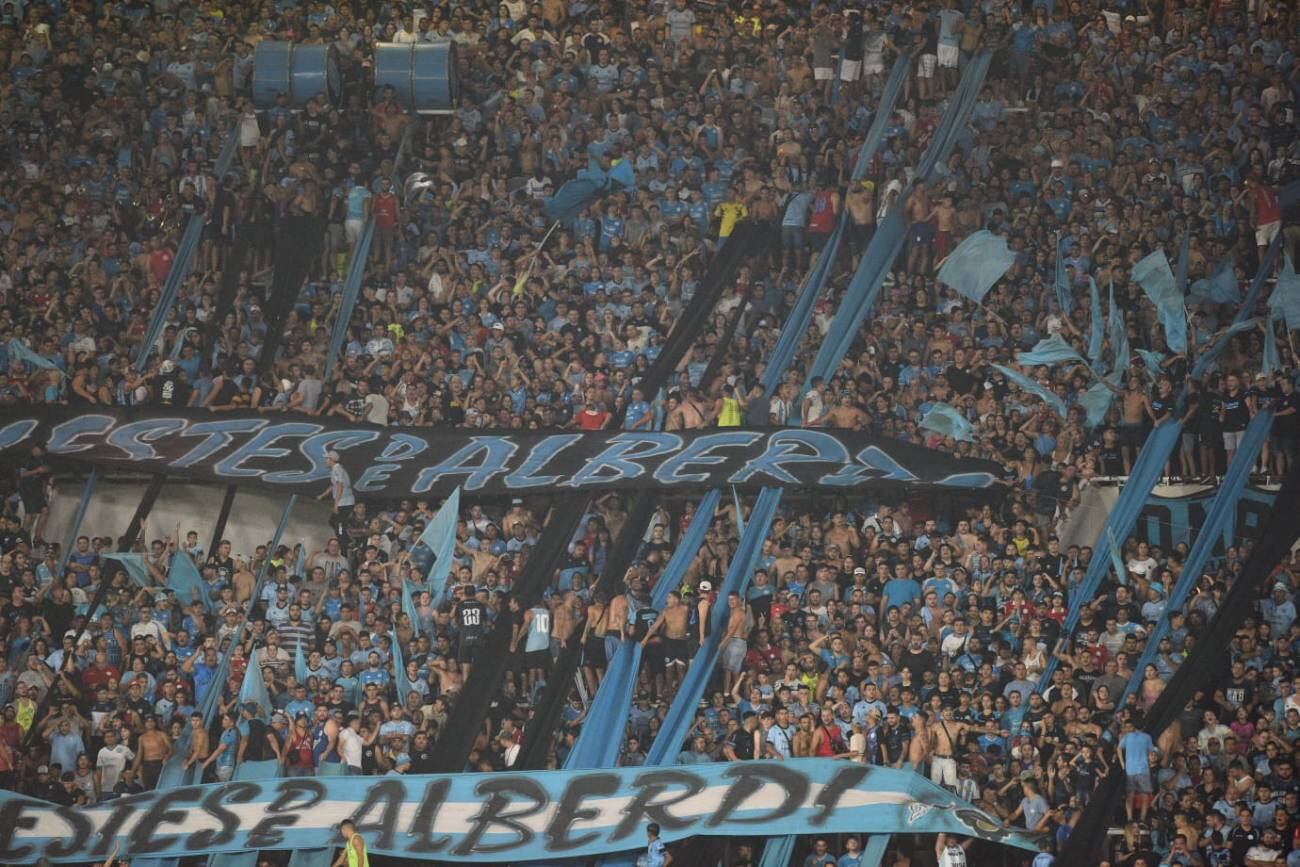 La cabecera sur del estadio Mario Alberto Kempes lució colmada de color celeste, como en todo 2023. (José Gabriel Hernández / La Voz)