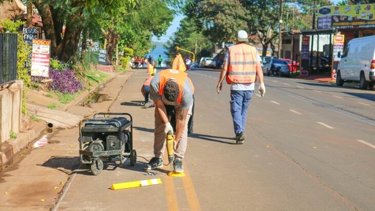 Instalación de separadores viales en las ciclovías de la capital provincial.