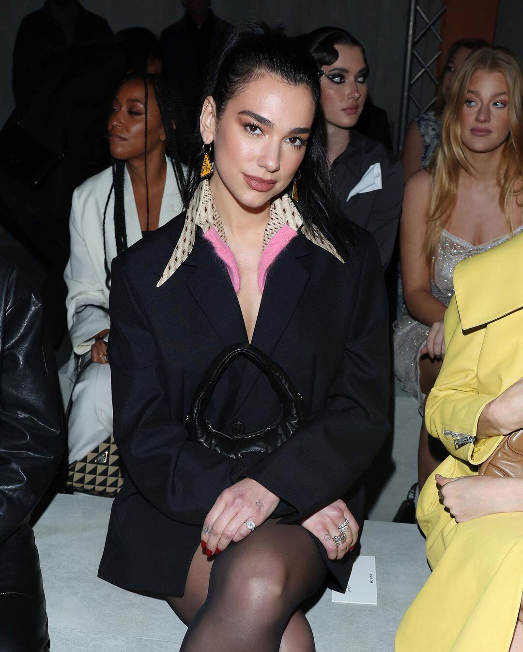 Dua Lipa posó con un outfit que enamoró en el desfile de la nueva colección de Prada.