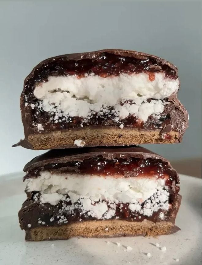 El Mejor Alfajor del Mundo: Sr. Alfajor - Monte Grande, Buenos Aires.
"Alfajor con cobertura de chocolate negro al 70%, con frambuesas liofilizadas, ganache semi amargo, merengue y volcán de frambuesa".