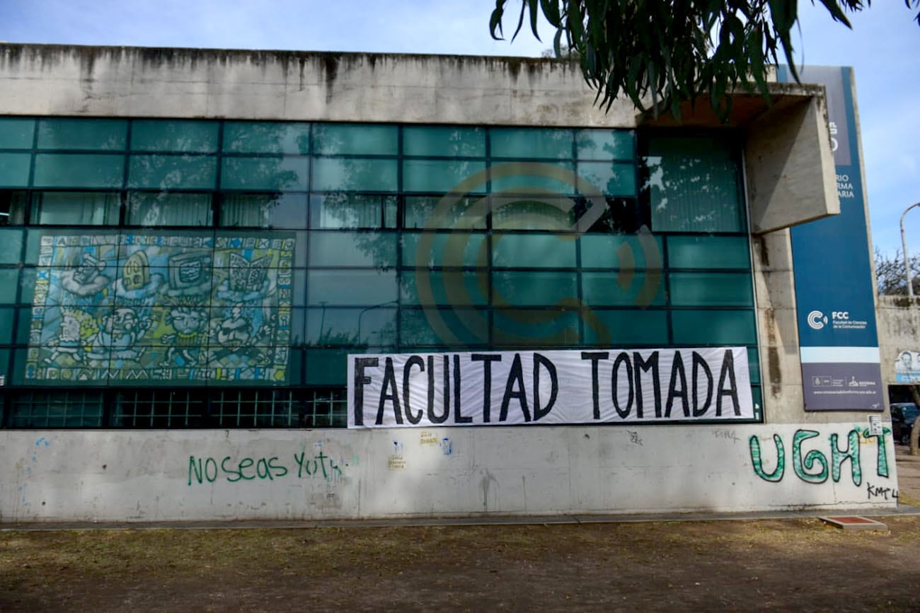 Paro universitario. Facultad de Ciencias de la Comunicación tomada por los estudiantes tras el veto. (Nicolás Bravo / La Bravo)