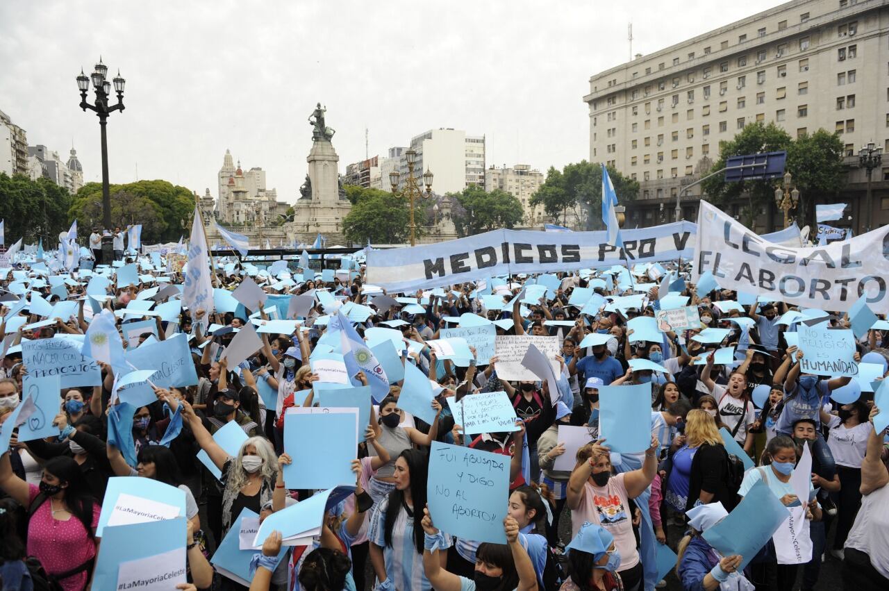 Durante la votación en el Congreso, miles de personas defendieron "Las dos vidas" y pidieron que se no se votara la ley. (Foto: Clarín)