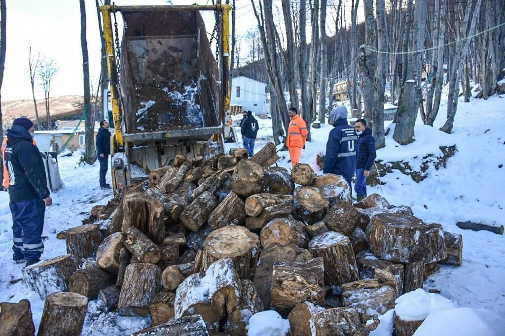 Por las fuertes nevadas la Municipalidad provee agua y leña en los Barrios.